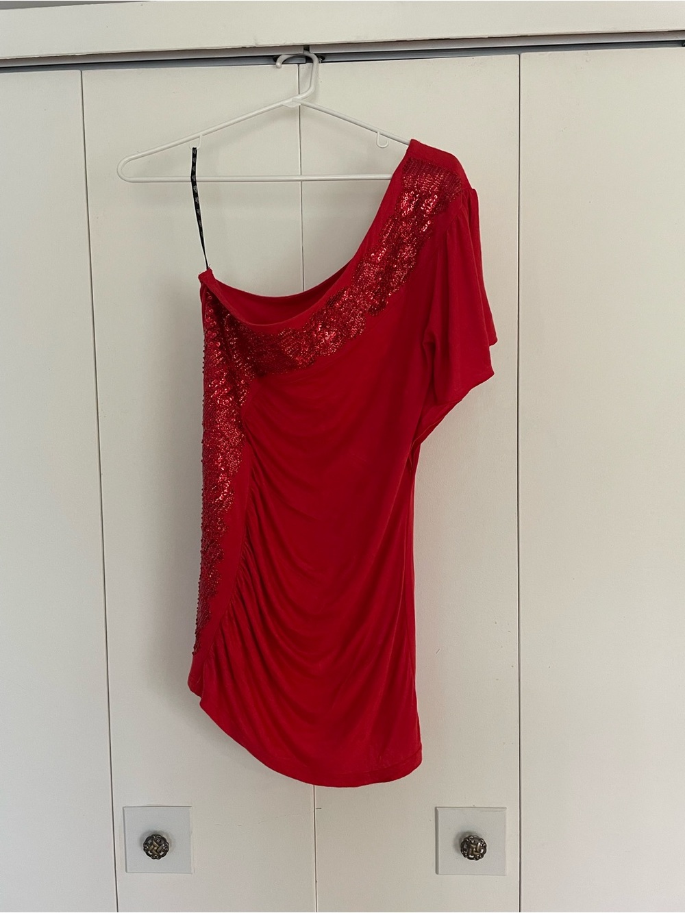 Buckle BKE Boutique Women’s Large Red One-Shoulder Sequin Accent Top